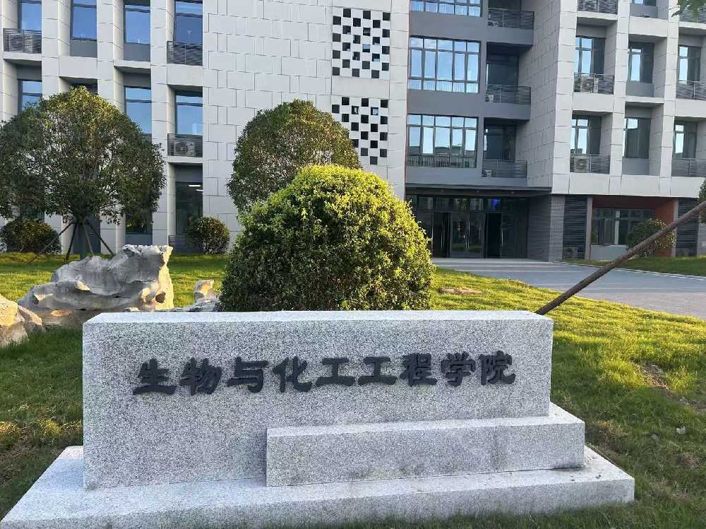 金湾区扬州职业大学体育场高杆灯项目